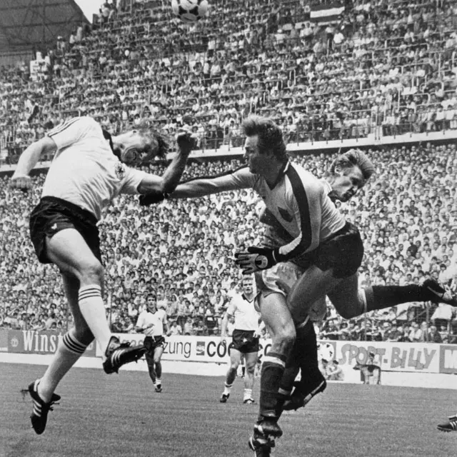 حارس منتخب النمسا فريدريك كونسيليا في مواجهة مع المهاجم الألماني هورست روباش في مباراة 1982