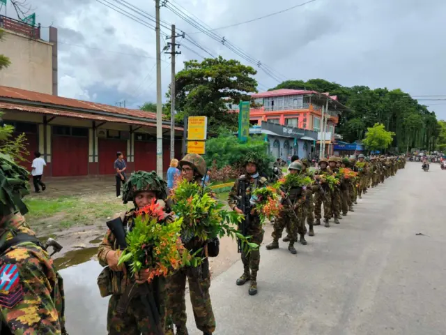 အောက်တိုဘာလလယ်မှာ သီပေါမြို့ထဲက စစ်တပ်ပြန်ဝင်ရောက်စဉ်
