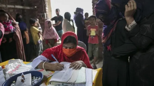 সরকারি স্বাস্থ্যকেন্দ্রে অনেকে গিয়ে টিকা পাচ্ছে না