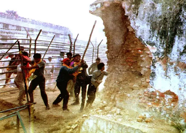 बाबरी मस्जिद की दीवार ढहाते उपद्रवी