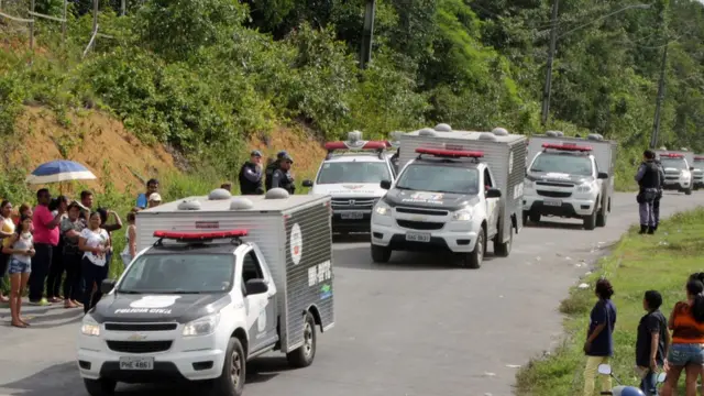 Carros da PM chegam ao Compaj