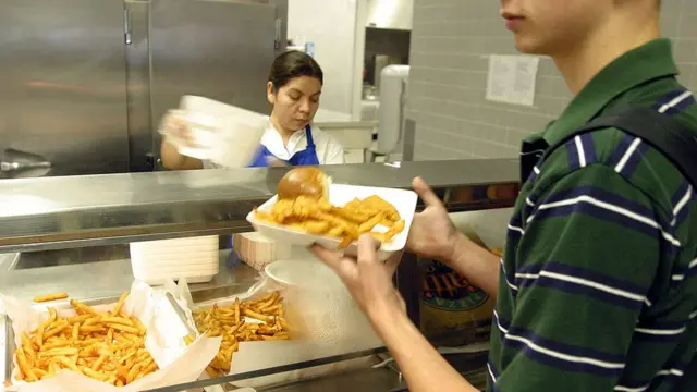 Estudante comendo