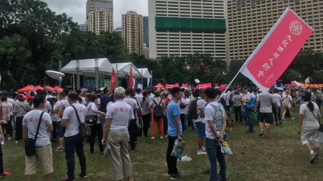 集會舉行地點是維多利亞公園的草坪，至集會中段仍然沒有站滿人。