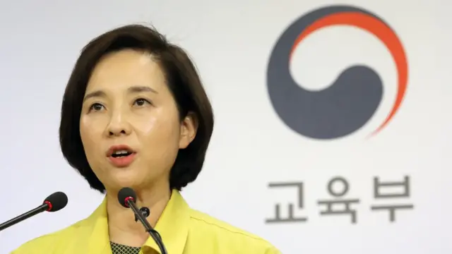 유은혜 사회부총리 겸 교육부 장관이 31일 정부세종청사 교육부 브리핑실에서 신종 코로나바이러스 확산과 관련해 초·중·고 온라인 개학 실시 브리핑을 하고 있다