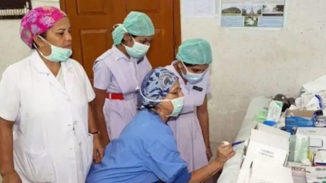 সুরক্ষা সরঞ্জামের অভাব ও রোগীদের তথ্য গোপনের কারণে অনেক স্বাস্থ্যকর্মী কোভিড-১৯ আক্রান্ত হয়ে পড়ছেন