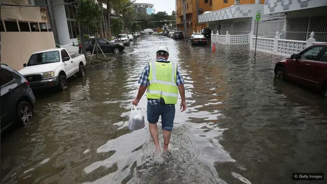 Homem andaqual o melhor aplicativo de aposta de jogorua alagada