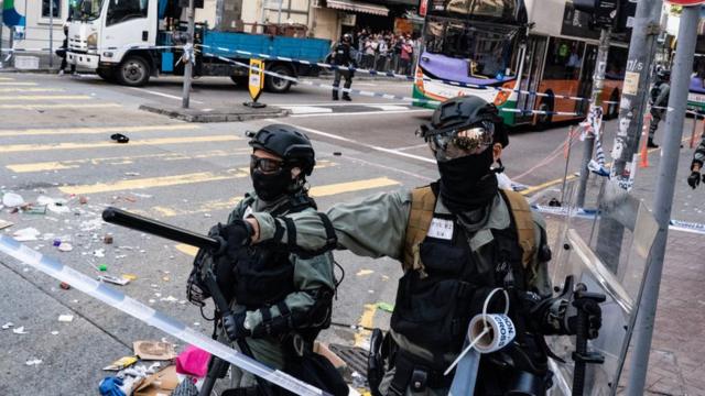 香港警察在处理示威浪潮期间，多次被指滥用暴力，警方指警员只是利用"最低武力"阻止违法行为。