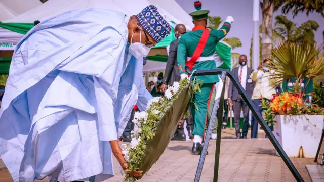 Buhari dey lay di wreath
