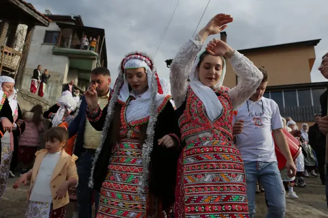 U veseloj povorci su i kume u živopisnim narodnim nošnjama.