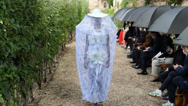 Geçtiğimiz hafta Paris'teki Moda Haftası kapsamında podyuma çıkan Kenzo markasının tasarımları geçen yıldan beri Felipe Oliviera Baptista'ya emanet.