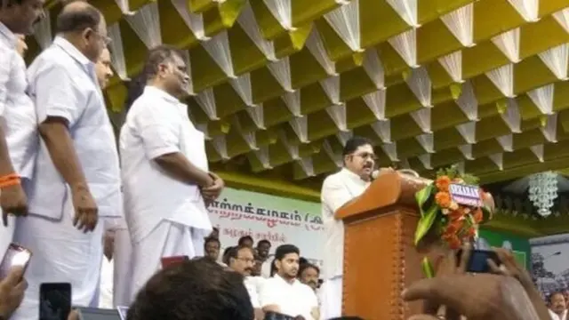 மதுரை கூட்டத்தில் பேசுகின்ற தினகரன்