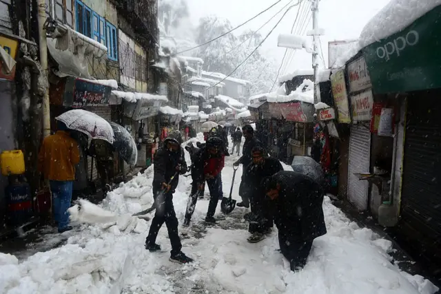 காஷ்மீர் மற்றும் சிம்லாவில் கடும் பனிப்பொழிவு (புகைப்படத் தொகுப்பு)