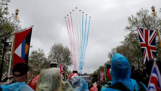 国王戴冠を祝う儀礼飛行を締めくくる英空軍の「レッド・アローズ」
