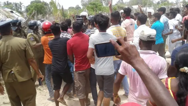 இலங்கை: காணி உரிமை தொடர்பாக போலீஸ் - பொது மக்கள் இடையே பதட்டம்