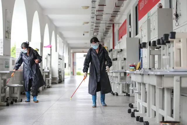 貴州遵義的工作人員正在對考場進行防疫消毒。。