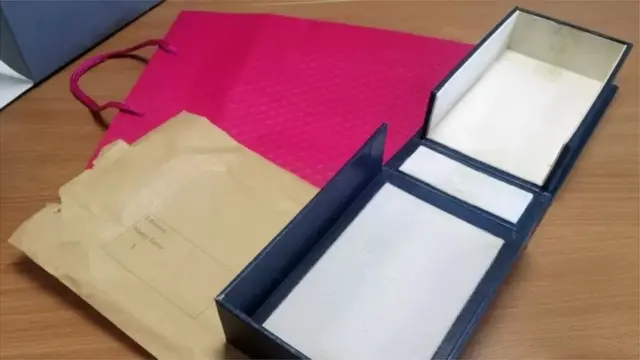 గిఫ్టు బ్యాగులో పుస్తకాలు లభించాయి