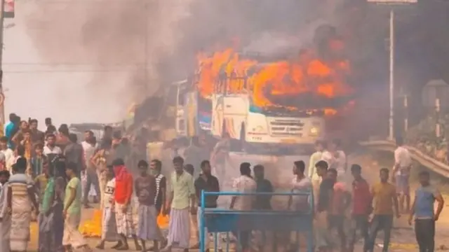 নাগরিকত্ব নিয়ে ভারতের অনেক স্থানে বিক্ষোভ চলছে। কলকাতার হাওড়ায় বিক্ষোভকারীদের হাতে জ্বলে যাওয়া বাস।