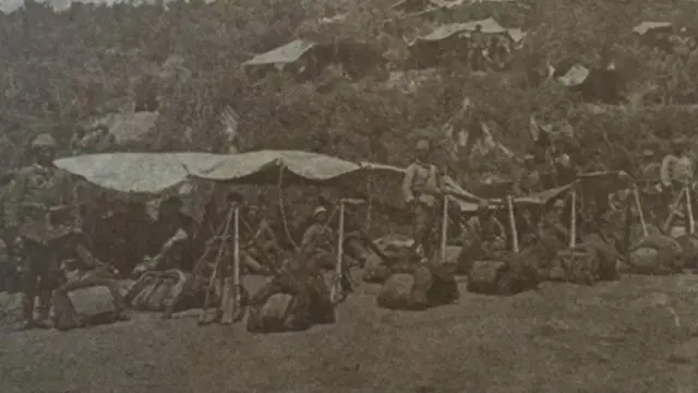 Gelibolu harp sahasında: Taarruzdan evvela ihtiyat kıtalarının istirahati Gelibolu'da siperdeki Osmanlı askerleri. (Kaynak: Başbakanlık Basın Yayın Enformasyon Genel Müdürlüğü tarafından tıpkı basımı yapılan, Osmanlı Devleti'nce yayımlanan Harb Mecmuası, sayı 1, 1915)