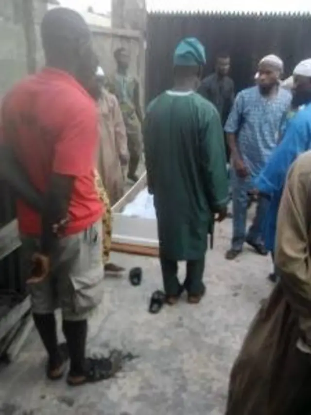 Awọn alabaro lasiko isinku ọga ọlọpaa naa