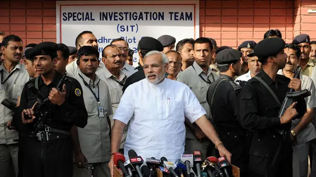 તુષાર મહેતા પર તેઓ 2002ના કોમી હુલ્લડના આરોપીઓને મદદ કરતા હોવાનો આક્ષેપ માનવ અધિકાર કાર્યકર્તાઓએ કર્યો હતો