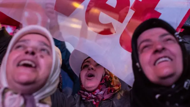 AKP'nin İstanbul Sütlüce'deki İl Başkanlığı binası önünde referandum sonucu coşkuyla kutlandı