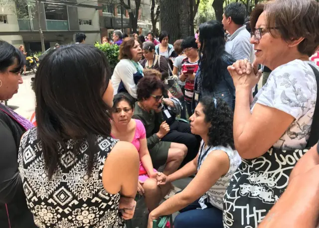 People gather for street after di earthquake