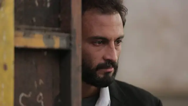 در جلسه پرسش و پاسخ جشنواره کن، اصغر فرهادی به خاطر انتخاب امیر جدیدی که سابقه همکاری در برخی پروژه‌‌های سینمایی نزدیک به حکومت را دارد مورد انتقاد قرار گرفته بود