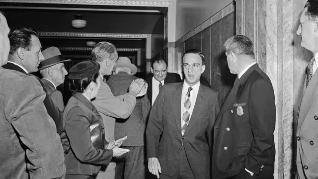 Makarti i njegov advokat Roj Kon dobijaju aplauz po dolasku u zgradu bostonskog suda