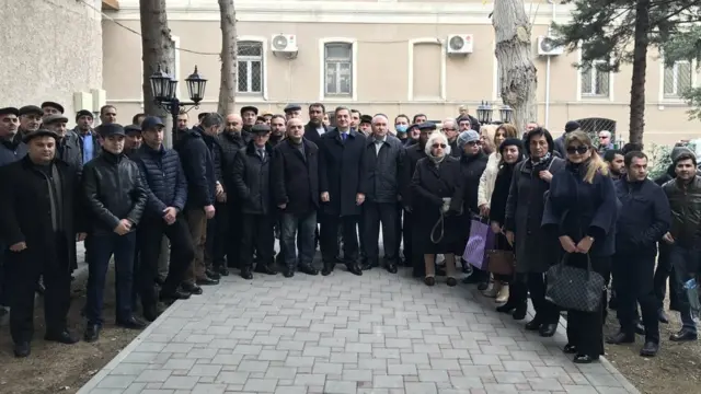 Члены ПНФА у здания суда