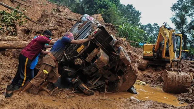 ကယ်ဆယ်ရေးလုပ်သားတွေ အပျက်အစီးတွေကို ဖယ်ရှားနေစဥ်
