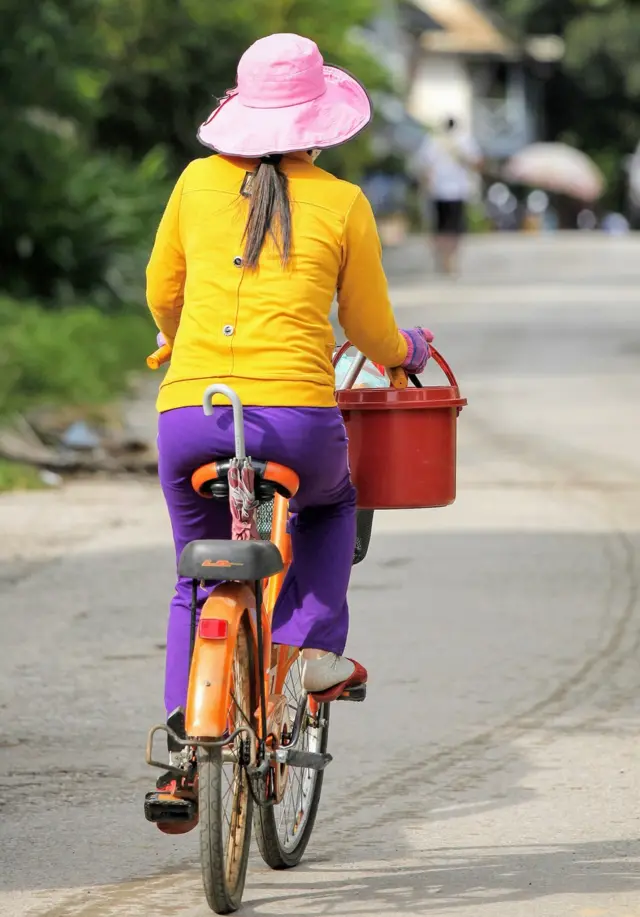 فتاة تركب دراجة