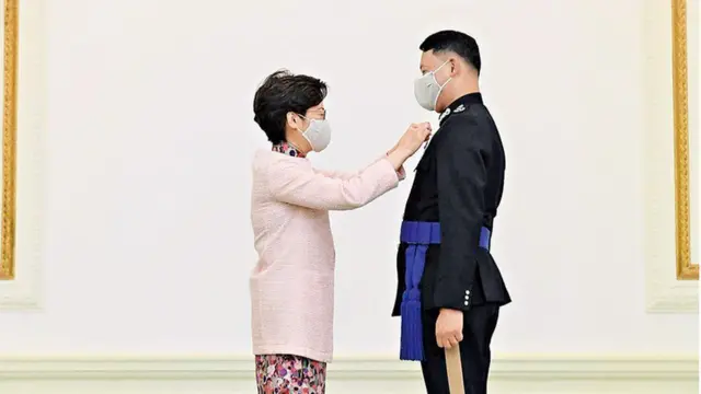 Ông Choi là một trong bảy sĩ quan được Đặc khu trưởng Hong Kong Carrie Lam vinh danh vào tháng Hai/2021.