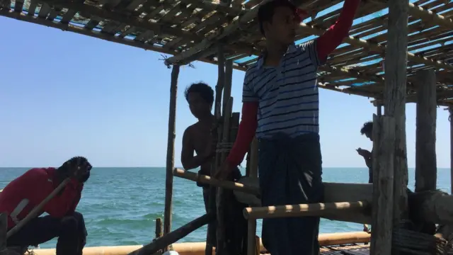 ပင်လယ်ပြင်ထဲက ကျားဖောင်လုပ်ငန်းခွင် တခု