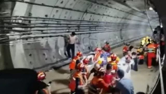 Bombeiros resgatando vítimas em túnel do metrô alagado
