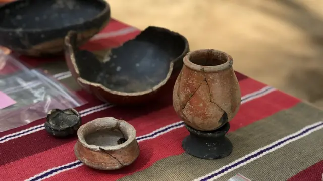 கீழடி அகழாய்வில் கிடைத்த மண் பாண்டங்கள்