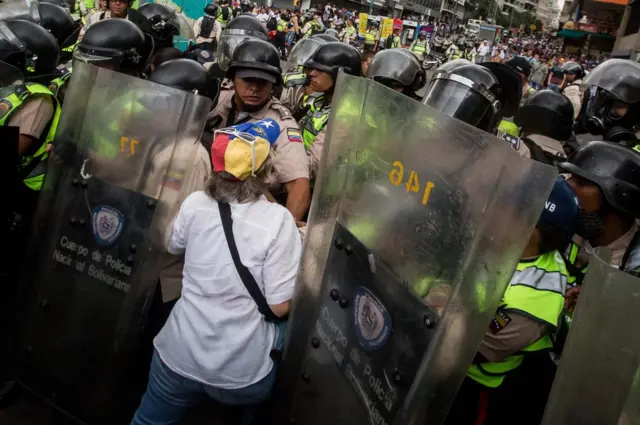 Mujer hace frente a varios policías.
