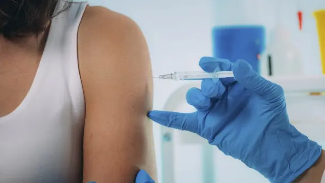 தடுப்பூசி செலுத்தும் காட்சி