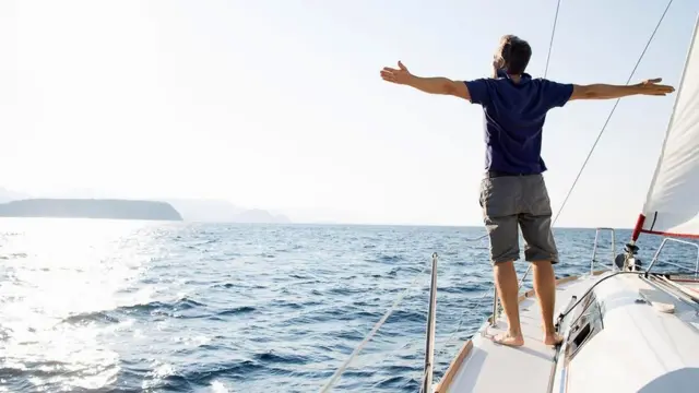 شخص يقف على متن قارب وسط البحر