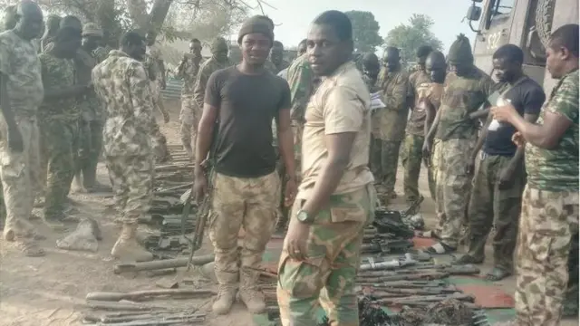 Àwọn ọmọogun duro ya fọto