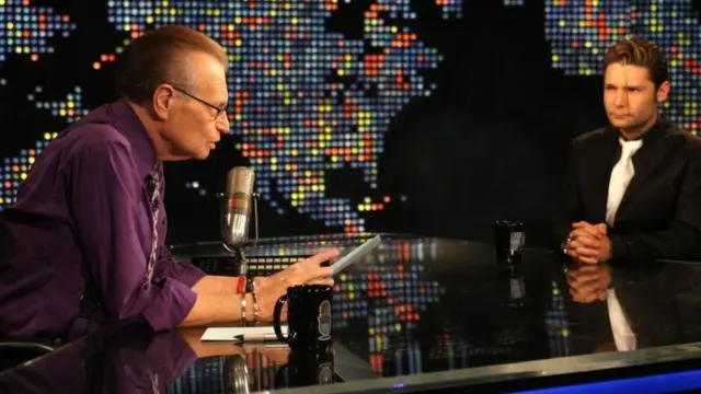 ላሪ ኪንግ ዝተፈላላየ ሽልማት ክእለትን ብቕዓትን ዝተጎናጸፈ ንኣስታት 60 ዓመት ኣብ ሚድያ ዘገልገለ ኣመሪካዊ ጋዜጠኛ እዩ