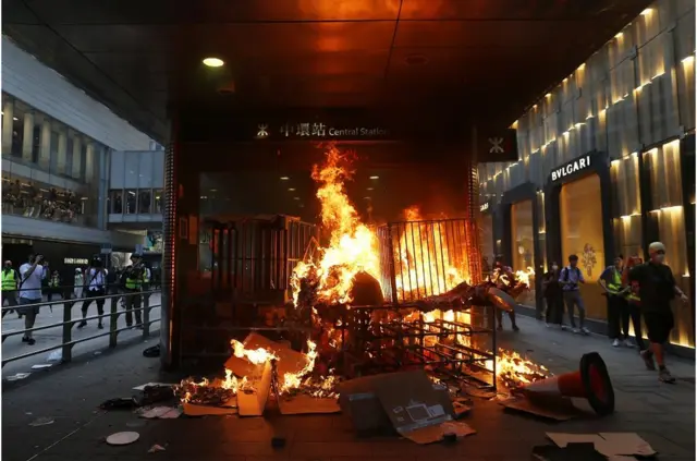 中环地铁站口被人纵火，地铁站两旁是中环名牌商业购物区。