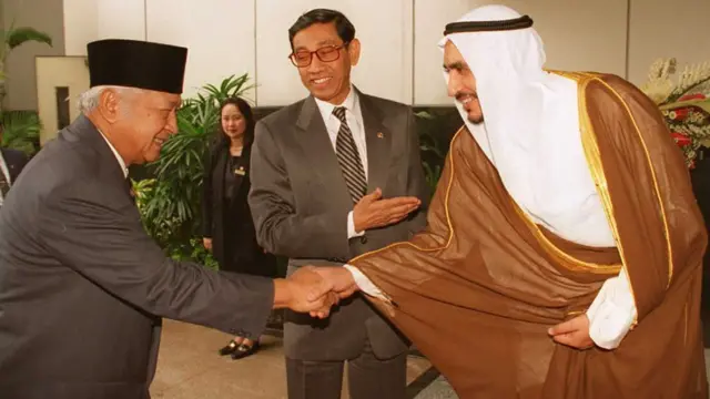 Indonesian President Suharto (L) to Fouad Abdullah Al-Omar of Saudi Arabia,29 November, 1995