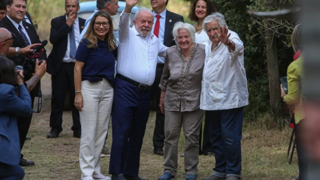 Lula, Mujica e suas esposas abraçadas e sorrindo para fotojogo do peixe blazeárea arborizada