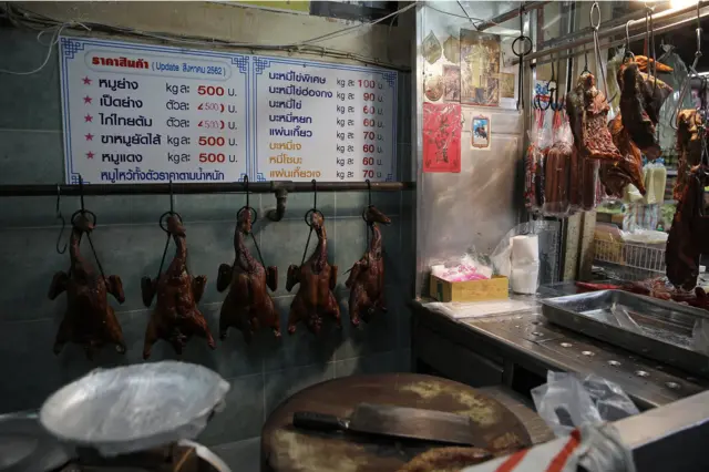 พ่อค้าแม่ค้ายอมรับว่ายอดขายไม่สูงเท่าที่ควร หากเทียบกับปีก่อน