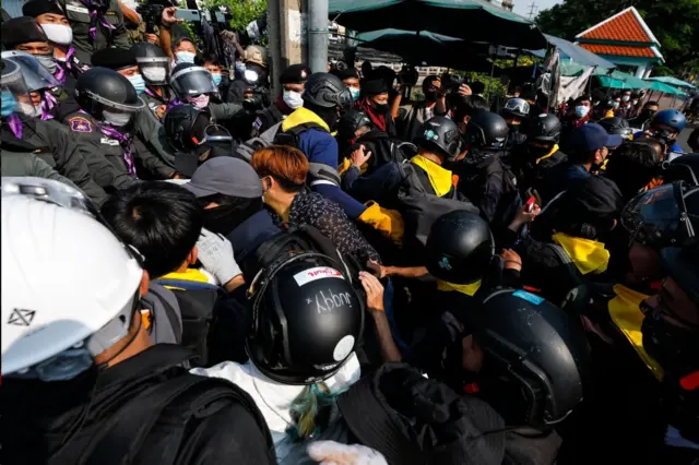 ภาพสมาชิกกลุ่มวีโว่เผชิญหน้ากับตำรวจ