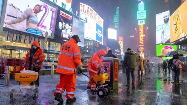 পরিস্থিতি মোকাবেলায় নিউ ইয়র্কের টাইমস স্কয়ারে কাজ করছেন কর্মীরা।