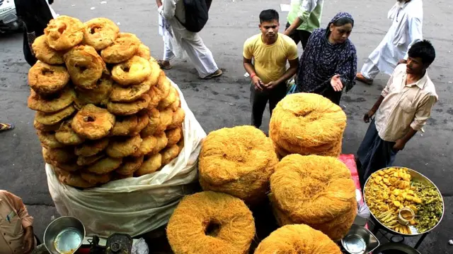 கடைகள் 24 மணி நேரம் இயங்க இசைவு