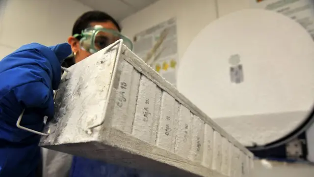 Una bióloga del Instituto Humboldt manipula un contenedor de muestras de ADN de plantas y animales de Colombia.