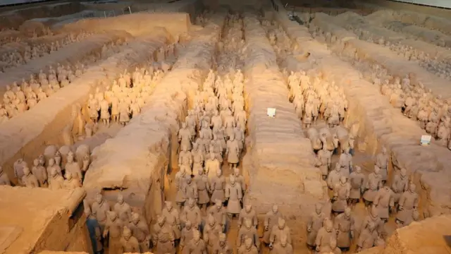 சுடுமண் வீரர்கள் சிலை