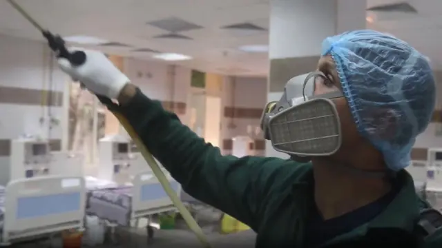 بعض الأطباء المعالجون للفيروس في مصر أصيبوا به.